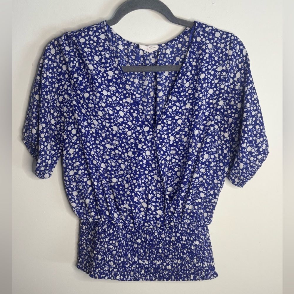 Sienna sky EUC blue/white floral short sleeve blouse top Size medium